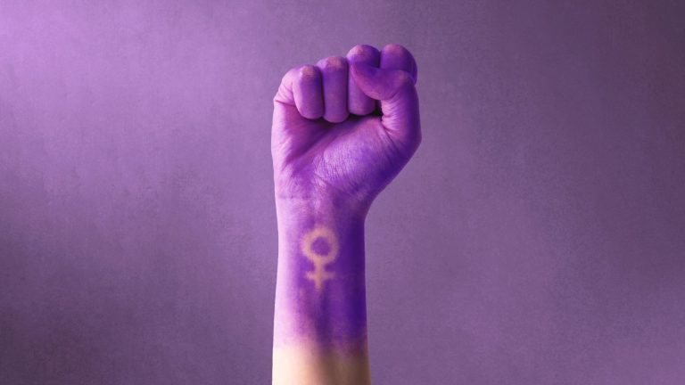 poing levé peint en violet - documentaire feministe